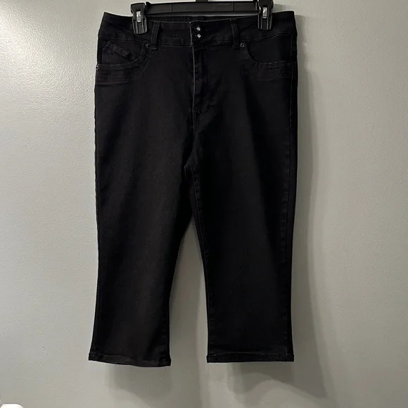 Elegant Black Women's Capris - Picture 1 of 5